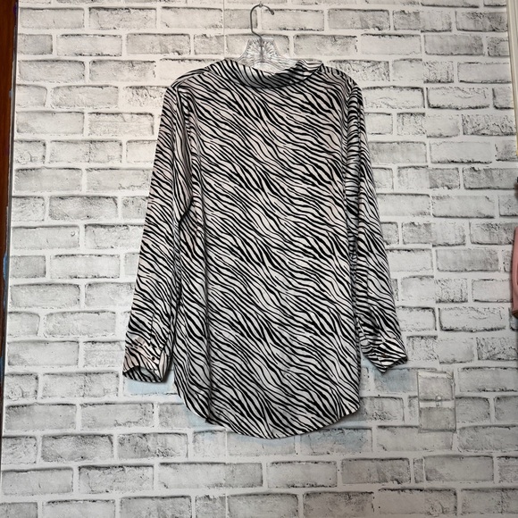 Zara‎ Black and White Button Down Shirt with Notched Collar - Picture 6 of 11